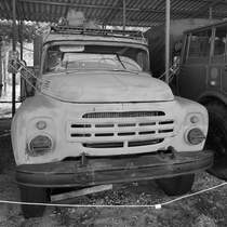Ein ZIL-130 mit Landescheinwerfer APM-90M im April 2018 im Flugplatzmuseum Cottbus.