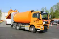 Brandneuer Max Spahn und Sohn KG MAN TGS 26.320 mit geöffneten Faun Rotopress Aufbau am 21.04.18 in Maintal bei einen Fototermin 