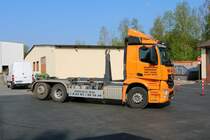 Max Spahn und Sohn KG Mercedes Benz Antos 2548 Absetzkipper am 21.04.18 in Maintal bei einen Fototermin