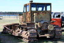 Ein sowjetischer Kettentraktor T-100 im April 2018 im Flugplatzmuseum Cottbus.