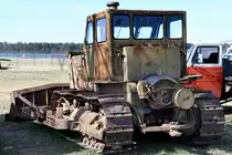 Ein sowjetischer Kettentraktor T-100 im April 2018 im Flugplatzmuseum Cottbus.