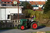 Ein historischer IFA-Traktor (Baureihe unbekannt) tuckert am 23.10.2016 am Bahnhof Hasselfelde vorbei. Die Aufnahme entstand während einer Sonderzugfahrt der IG HSB.