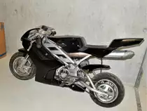 “Feuerstuhl im Bonsai-Format”, das Pocket-Bike misst in der Länge einen ganzen Meter! Aufgenommen am 27. April 2018 in Wetzikon, Kanton Zürich, Schweiz