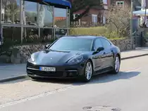 Elektro Porsche in Kampen (Sylt) mit entsprechender Werbung auf der Tür am 20. April 2018