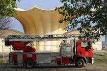 
TGM 15.290 MAN DLA(K) 23/12 der Freiwilligen Feuerwehr Sassnitz beim „Tanz in den Mai“ vor der restaurierten Konzertmuschel von Ulrich Müther. - 30.04.2018
