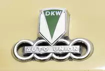 Logo vom DKW F93/94 von 1955 bis 1959 gebaut. 1955 wurde er als Großer DKW 3=6 (Typ F93) vorgestellt.  „Frühlingserwachen“ der Oldtimer-Interessengemeinschaft Grenzland, am 1.5.2018. Geilenkirchener Sportpark Loherhof.