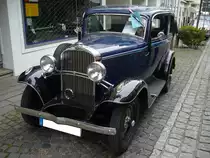 Opel 1.2 Liter des Modelljahres 1934. Die Produktion des Modelles begann im Juli 1931. Im Juli 1934 erhielt das Modell ein optisches und technisches  Facelift . Es gab den Wagen jetzt nur noch als zweitürige Limousine und Spezial-Limousine, sowie als Cabrio-Limousine. Der Vierzylinderreihenmotor leistet nun 23 PS aus 1193 cm³ Hubraum. Eine solche Limousine kostete im Erscheinungsjahr RM 1880,00. Oldtimertreffen Essen-Kettwig am 01.05.2018.