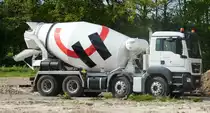 =MAN - Betonmischer der Firma HOLCIM steht auf einer Baustelle in Petersberg, 05-2018