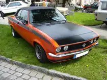 Opel Manta A GT/E. 1974 - 1975. Der GT/E wurde von März 1974, bis zur Einstellung des 
Manta A als sportliches Spitzenmodell verkauft. Bei seiner Markteinführung kostete ein solcher GT/E in der Grundausstattung DM 12.530,00. Serienmäßig verrichtet ein Vierzylinderreihenmotor mit einem Hubraum von 1897 cm³ unter der Haube seinen Dienst. Dieser leistet 105 PS und beschleunigt das Coupe auf eine Höchstgeschwindigkeit von 190 km/h. Oldtimertreffen Essen Kettwig am 01.05.2018.