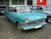 Opel Kapitän P-LV. 1959 - 1963. Der Werbespruch 1959, für dieses Fahrzeug: Der beste Opel Kapitän, den es je gab. Preisgünstig, wirtschaftlich, solide, zuverlässig und dauerhaft. Der abgelichtete Kapitän entstammt dem Modelljahr 1960 und ein Fahrzeug mit der luxuriöseren L-Ausstattung. Ein solcher Kapitän war ab DM 10.675,00 zu haben. Angetrieben wird der Wagen von einem 6-Zylinderreihenmotor, der aus 2605 cm³ Hubraum 90 PS leistet. Oldtimertreffen Essen-Kettwig am 01.05.2018.