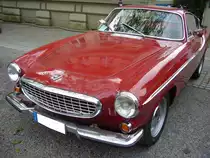 Volvo P 1800 S. 1963 - 1972. Das von Frua gezeichnete Coupe stand bereits ab 1961 bei den Volvo-Händlern. Anfangs wurde der Wagen bei Jensen/GB montiert. Aufgrund von Qualitätsmängeln, wurde die Produktion 1963 ins Werk Lundby/S verlegt. Die hier produzierten Fahrzeuge sind am Buchstaben S in der Typenbezeichnung erkennbar. Von 1961 - 1968 hatte der P 1800 einen 4-Zylinderreihenmotor mit 1.8l Hubraum. Nach den Werksferien 1968 wurde ein 2.0l Motor verbaut. Oldtimertreffen Essen-Kettwig am 01.05.2018.