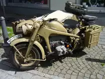 Zündapp KS 750 mit angetriebenem Seitenwagen in sandfarbiger Lackierung. Der 2-Zylinderboxermotor hat einen Hubraum von 751 cm³ und leistet 26 PS. Oldtimertreffen Essen-Kettwig am 01.05.2018.