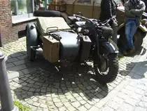 Zündapp KS 750 mit angetriebenem Seitenwagen in feldgrauer Lackierung. Der 2-Zylinderboxermotor hat einen Hubraum von 751 cm³ und leistet 26 PS. Oldtimertreffen Essen-Kettwig am 01.05.2018.