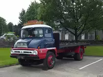 Thames Trader vor einer Whiskybrennerei in Dufftown am 17.06.2017