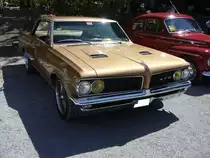 Pontiac GTO Coupe des ersten Modelljahres 1964. Angetrieben wird das Coupe durch einen 
V8-motor, der aus 6346 cm³ Hubraum, je nach Vergaserbestückung 325 PS oder 348 PS leistet. Motorworld Historicar Duisburg am 05.05.2018.