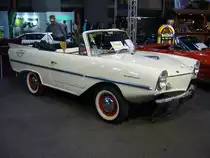 Amphicar 770. 1961 - 1968. Der 770 war eine Kostruktion des Schwimmwagenpionieres Hanns Trippel aus Groß-Umstadt im Odenwald. Der Motor im 770 stammt vom englischen Triumph Herald und leistet mit seinem 4-Zylinderreihenmotor 38,3 PS aus 1.147 cm³ Hubraum. Es sollen ca. 3000 Amphicar 770 produziert worden sein, die größtenteils in die USA exportiert worden sind. Der abgelichtete Wagen stammt aus dem Jahr 1966. Motorworld Historicar Duisburg am 05.05.2018.