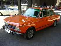BMW 2002. 1968 - 1975. Angetrieben wird dieser, im Farbton inkaorange lackierte 2002, von einem Vierzylinderreihenmotor, der aus 1990 cm³ Hubraum 100 PS leistet. Motorworld Historicar Duisburg am 05.05.2018.