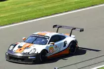 Mitzieher bei der Langstrecken-WM (FIA WEC) – Sechs Stunden von Spa-Francorchamps 5.Mai 2018, Nr. 86 Gulf Racing, Porsche 911 RSR, Fahrer: Michael Wainwright, Benjamin Barker & Alexander Davison. Nach Unfall in der ersten Rund mit neuer Schürze und Kotflügel unterwegs.