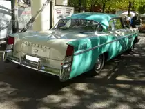 Heckansicht eines Chrysler New Yorker St. Regis Hardtop Coupe aus dem Modelljahr 1956. Motorworld Historicar Duisburg am 05.05.2018.