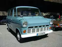 Ford Transit MK 1 900 Bus. 1965 - 1970. Der hauptsächlich im belgischen Werk Genk montierte Transit MK 1 konnte in etlichen Motorisierungen und Radständen bestellt werden. Der hier abgelichtete Bus stammt aus dem Jahr 1967. Angetrieben wird der Bus vom Motor aus dem Taunus 15M. Dieser Vierzylinderreihenmotor leistet 60 PS aus 1498 cm³ Hubraum. Motorworld Historicar Duisburg am 05.05.2018.