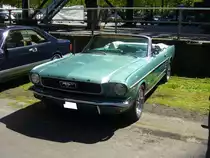 Ford Mustang 1 Convertible des Modelljahres 1965 im Farbton dynasty green. Motorworld Historicar Duisburg am 05.05.2018.