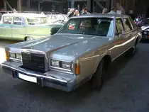 Lincoln Town car Signature Series aus dem Modelljahr 1989. Unter der Motorhaube verrichtet ein V8-motor seinen Dienst, der aus 4942 cm³ Hubraum 152 PS leistet. Motorworld Historicar Duisburg am 05.05.2018.