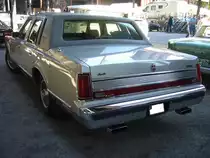 Heckansicht eines Lincoln Town car Signature Series aus dem Jahr 1989. Motorworld Historicar Duisburg am 05.05.2018.