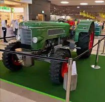 . Prototyp eines Fendt Favorit 4, Bj 1964; 80 PS; erster 6 Zyl. Motor, Sonderausstattung:  Schnellläufer bis zu 30 Km/h, Druckluft Bremsanlage, Front- und Hinterrad Gewichte, ausgestellt im Hall eines Einkaufscentrums im Norden von Luxemburg.  08.05.2018