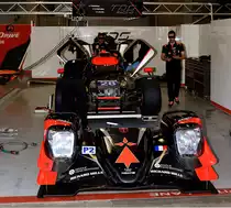 #28, TDS Racing, Oreca 07 (Gibson)muß noch zusammen gebaut werden. Letzte Arbeiten beim Pitwalk für die Fahrer: François Perrodo, Matthieu Vaxiviere & Loïc Duval. Langstrecken-WM (FIA WEC) – Sechs Stunden von Spa-Francorchamps 5.Mai 2018.
