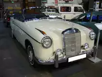 Mercedes Benz W128 220SE Cabriolet. 10.1958 - 11.1960. Ein solches Cabriolet schlug bei seiner Markteinführung mit DM 23400,00 zu Buche. Dafür bekam der Käufer ein formschönes Cabriolet, das mit einem 6-Zylinderreihenmotor ausgestattet ist. Aus 2195 cm³ Hubraum leistet der Wagen 115 PS. Die Höchstgeschwindigkeit liegt bei 160 km/h. Motorworld Historicar Duisburg am 05.05.2018.