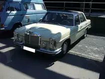 Mercedes Benz W108 280S. Die Baureihe W108 wurde im Juli 1965 mit den 2.5l Motoren vorgestellt. 1967 wurde das Motorenprogramm um die Fahrzeuge mit 2.8l Hubraum erweitert. Der abgelichtete 280S wird durch einen Sechszylinderreihenmotor angetrieben, der aus 2778 cm³ Hubraum 140 PS leistet. Motorworld Historicar Duisburg am 05.05.2018.