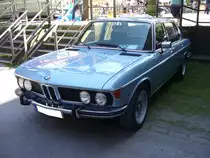 BMW E3 2.8L. 1975 - 1977. Die L-Modelle des E3 waren 10 cm länger als die  normalen  E3. Für einen solchen 2.8L mußte man bei seiner Vorstellung im März 1975 mindestens DM 25.980,00 auf die Theke des Händlers legen. Der 6-Zylinderreihenmotor leistet 170 PS aus 2788 cm³ Hubraum. Motorworld Historicar Duisburg am 05.05.2018.
