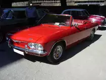 Chevrolet Corvair Monza Convertible des Modelljahres 1965. Der im Heck verbaute, luftgekühlte Sechszylinderboxermotor hat einen Hubraum von 2687 cm³ und leistet, je nach Vergaserbestückung, 140 PS oder 180 PS. Motorworld Historicar Duisburg am 05.05.2018.