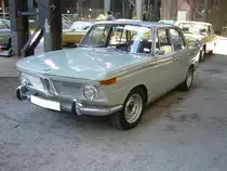 BMW 2000 TI. 1966 - 1968. Der 2000 TI war das Spitzenmodell der bereits 1962 vorgestellten  Neuen Klasse . Da sich das Modell 2000 tilux mit den Rechteckscheinwerfern wesentlich besser verkaufte, wurde der 2000 TI im Sommer 1968 aus dem Programm genommen. Der 4-Zylinderreihenmotor leistet aus 1.990 cm³ Hubraum 120 PS und verhilft dem Wagen zu einer Höchstgeschwindigkeit von 168 km/h. Motorworld Historicar Duisburg am 05.05.2018.