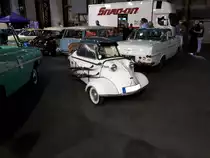 FMR Kabinenroller KR 200. 1957 - 1964. Die F ahrzeug- und M aschinen GmbH R egensburg entstand 1957 durch die Herauslösung aus dem finanziell angeschlagenen Messerschmitt Konzern. Somit wurde der KR 200 und dem FMR-Label weiter produziert. Der einzylindrige Zweitaktmotor aus der Produktion von Fichtel & Sachs leistet 10,2 PS aus 191 cm³ Hubraum. 
Man beachte die interessante Skihalterung an der Seite des KR 200! Motorworld Historicar Duisburg am 05.05.2018.