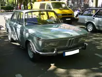 BMW 2000 Automatic. 1966 - 1972. Der 2000 war Hubraumtechnisch das Spitzenmodell, der sogenannten  Neuen Klasse . Der 100 PS leistende 4-Zylinderreihenmotor mit 1.990 cm³ Hubraum verhalf dem Auto zu einer Spitzengeschwindigkeit von 168 km/h. Bei seiner Markteinführung kostete dieser Wagen DM 11.475,00 in Grundausstattung. Motorworld Historicar Duisburg am 05.05.2018.
