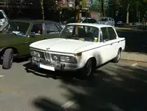 BMW 2000 Automatic. 1966 - 1972. Der 2000 war Hubraumtechnisch das Spitzenmodell, der sogenannten  Neuen Klasse . Der 100 PS leistende 4-Zylinderreihenmotor mit 1.990 cm³ Hubraum verhalf dem Auto zu einer Spitzengeschwindigkeit von 168 km/h. Bei seiner Markteinführung kostete dieser Wagen DM 11.475,00 in Grundausstattung. Motorworld Historicar Duisburg am 05.05.2018.