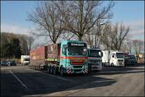 MAN TGX 41.540 von GRUBER LOGISTICS GERMANY macht mit anderen Lkw´s pause auf dem Rastplatz Sauerland-West. (05.02.2009)