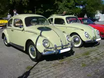 Ein 1962´er (links) und ein 1961´er Käfer (rechts) in der gleichen Lackierung stehen am 06.05.2018 beim Prinz-Friedrich Oldtimertreffen in Essen Kupferdreh nebeneinander. 