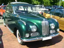 BMW 502. 1954 - 1961. Der 502 war der erste deutsche Achtzylinder PKW, der nach dem Krieg vorgestellt wurde. Die V8-motoren leisteten 100 PS (2.6l), 120 PS (3.2l) und 140 PS (3.2l Super). Insgesamt liefen 9.109 BMW 502 vom Band. Prinz-Friedrich Oldtimertreffen am 06.05.2018 in Essen-Kupferdreh.