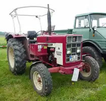 =IHC 553 S steht auf dem Ausstellungsgelände der Schlepperfreunde Auenberg, Mai 2018