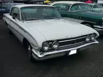 Buick Skylark des Modelljahres 1961. Im Modelljahr 1961 war der Skylark nur als zweitüriges Coupe lieferbar. Angetrieben wird das Coupe im Farbton arctic white von einem V8-motor, der aus 3523 cm³ Hubraum 185 PS leistet. Primers run am 10.05.2018 in Krefeld.