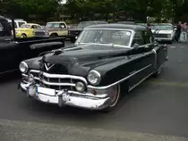 Cadillac Series 62 Sedan des Modelljahres 1952. Diese Modell- und Karosserievariante war im Jahr 1952 ab 3636,00 US$ zu haben und verkaufte sich 42.625 mal. Dieser im klassischen Farbton black lackierte Cadillac, hat einen V8-motor, der aus 5222 cm³ Hubraum 190 PS leistet. Primers Run Krefeld am 10.05.2018.