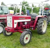 =IHC 423 steht auf dem Ausstellungsgelände der Schlepperfreunde Auenberg, Mai 2018