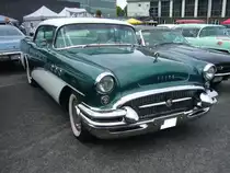 Buick Special 40 Riviera Hardtop Sedan des Modelljahres 1955. Der Special 40 war das Grundmodell des Buick Programms im Jahr 1955. Darüber rangierten der Super 50, der Century 60 und als Spitzenmodell der Roadmaster 70. Von dieser Karosserie- und Ausstattungsvariante verkaufte Buick 1955 155818 Fahrzeuge. Der Grundpreis lag bei US$ 2332,00 US$. Motorisiert ist dieser Wagen mit einem V8-motor, der aus 4324 cm³ Hubraum 188 PS leistet. Primers run am 10.05.2018 in Krefeld.