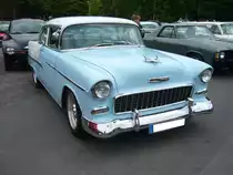 Chevrolet Series 2400C Bel Air Sedan des Modelljahres 1955. 1955 wurden die ersten Modelle der legendären Tri-Chevy Modelle vorgestellt. Für ein solches im Farbton skyline blue lackierten Sedan (zweitürige Limousine), mußte man mindestens US$ 1888,00 auf die Theke des Chevrolet-Dealers legen. Wahlweise waren ein 6-Zylinderreihenmotor mit einem Hubraum von 3857 cm³ und 123 PS oder der V8-motor mit einem Hubraum von 4340 cm³ und 162 PS lieferbar. Primers run Krefeld am 10.05.2018.