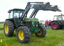=John Deere 3050 steht auf Ausstellungsgelände der Schlepperfreunde Auenberg, Mai 2018