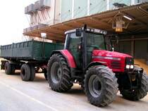 MF6290 vor einer landwirtschaftlichen Genossenschaft; 081111