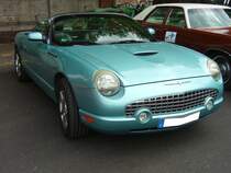 Ford Thunderbird. 2002 - 2005. Im Jahr 2002 legte die Ford Motor Company den sogenannten  Retrobird  auf. Er erinnerte in seinem Design stark an den Ur-Thunderbird. Der abgelichtete Wagen ist im Farbton thunderbird blue lackiert. Unter der Motorhaube verrichtet ein V8-motor von der Tochterfirma Jaguar seinen Dienst. Er hat einen Hubraum von 3950 cm³ und leistet zwischen 256 PS und 284 PS. Primers Run Krefeld am 10.05.2018.