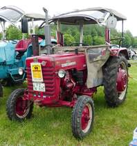 =IHC 324 steht auf dem Ausstellungsgelände der Schlepperfreunde Auenberg, Mai 2018